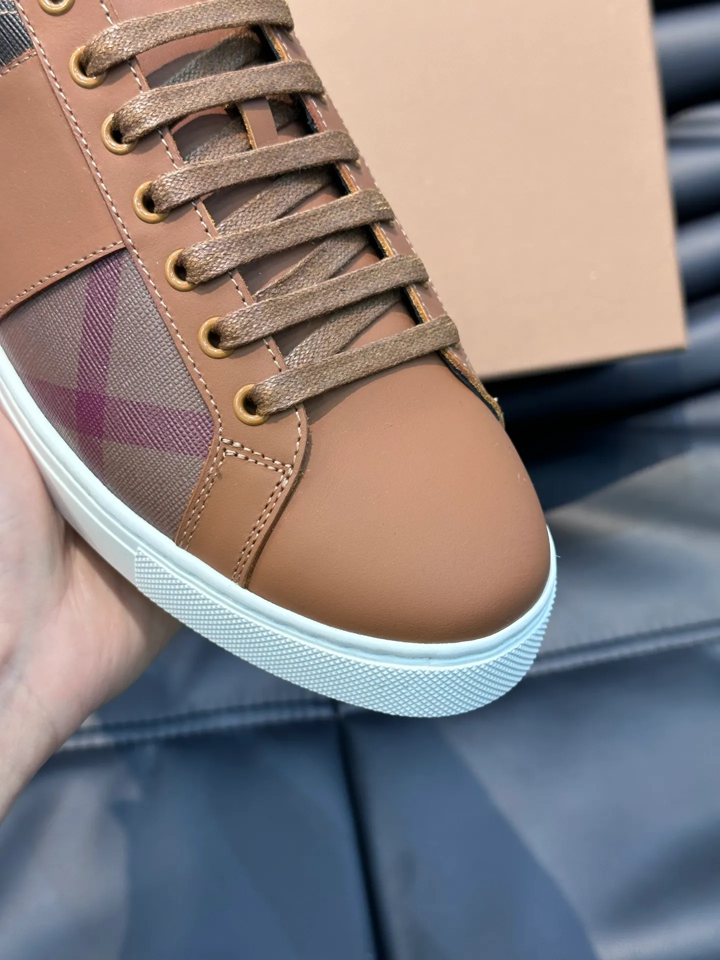 ¥380 B's men's classic low-top sneakers are reinterpreted in Vintage plaid cotton material and decorated with a new brand logo. First-layer cowhide lining, embossed Burberry logo on the heel, and original TPU outsole! Size: 38-44 (45 46 customized)